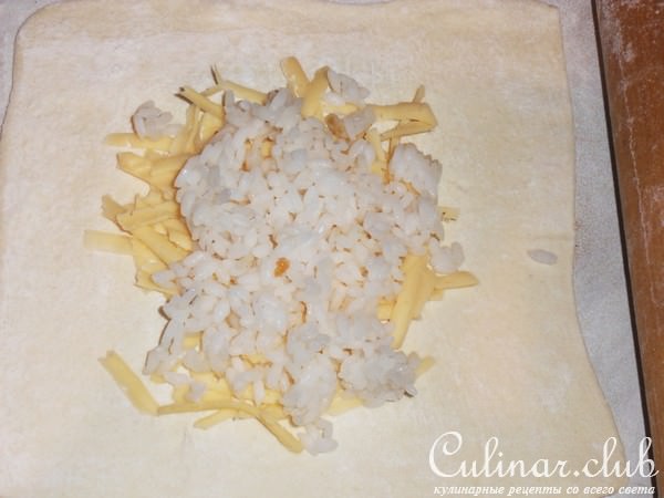 Слоеные пирожки с рыбой , грибами и рисом