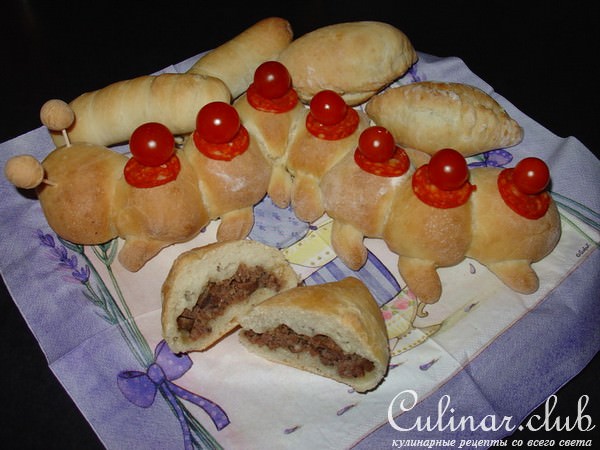 „Закусочная гусеничка“. Булочки с ливерной колбаской.