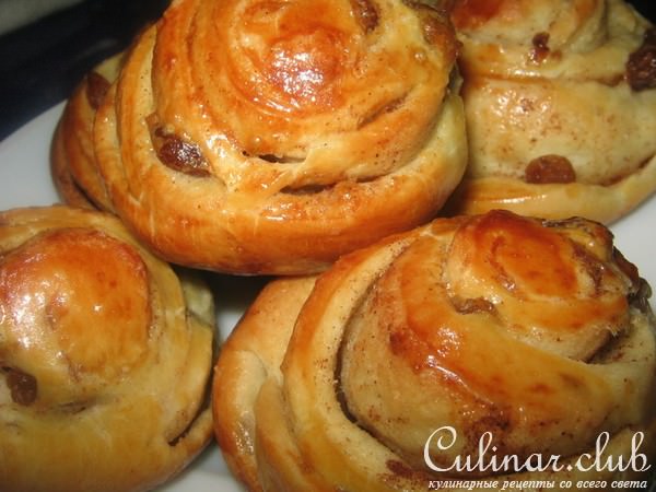 Плюшки с изюмом и корицей+ булочки с повидлом.