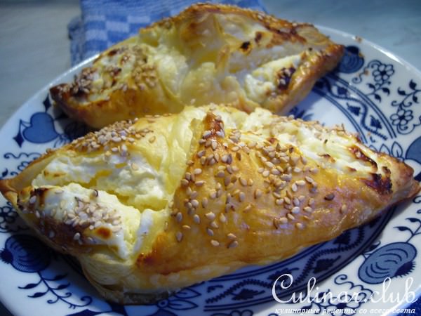 Слойки с двумя сырами