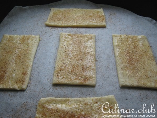 Пирожное из слоёного теста с кремом и манго.("Mango mille feuille")