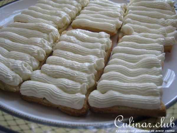 Пирожное из слоёного теста с кремом и манго.("Mango mille feuille")