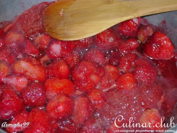 Пирожные из слоеного теста с заварным кремом и клубничным соусом