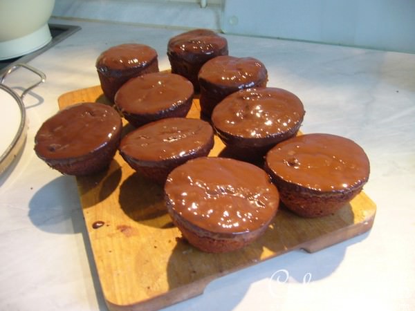 Бисквитные шоколадные пирожные из чашки (Shoko-cupcakes)