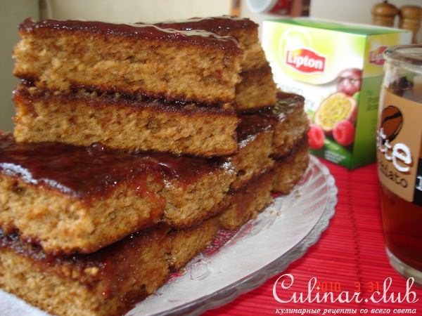 Пряничные пирожные с джемом из красной смородины