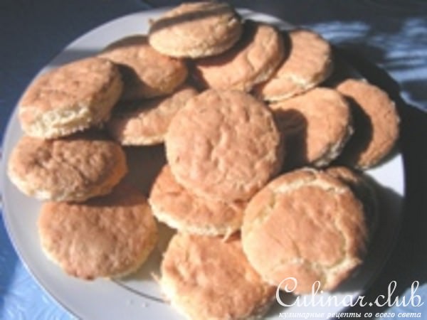 Бисквитные пирожные с грушами и с миндалем.