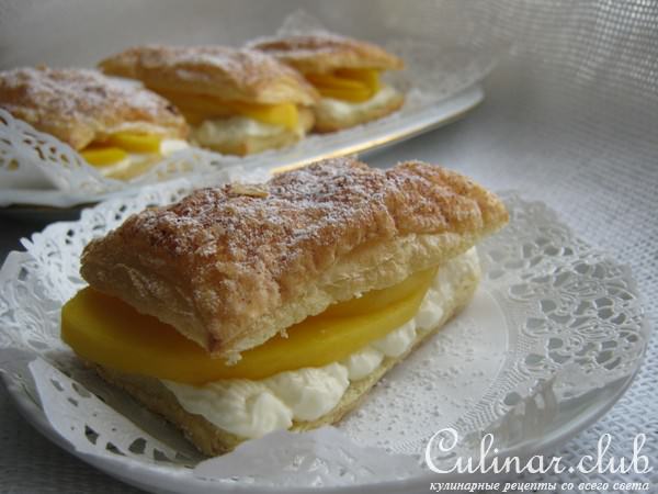 Пирожное из слоёного теста с кремом и манго.("Mango mille feuille")