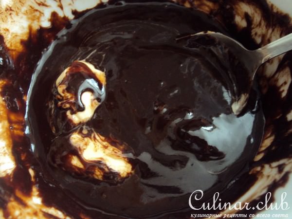 Пирожное с брауни и муссом из молочного шоколада и карамели /Дуэль