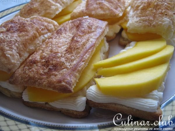 Пирожное из слоёного теста с кремом и манго.("Mango mille feuille")