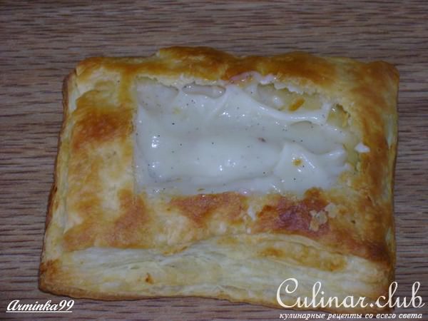 Пирожные из слоеного теста с заварным кремом и клубничным соусом