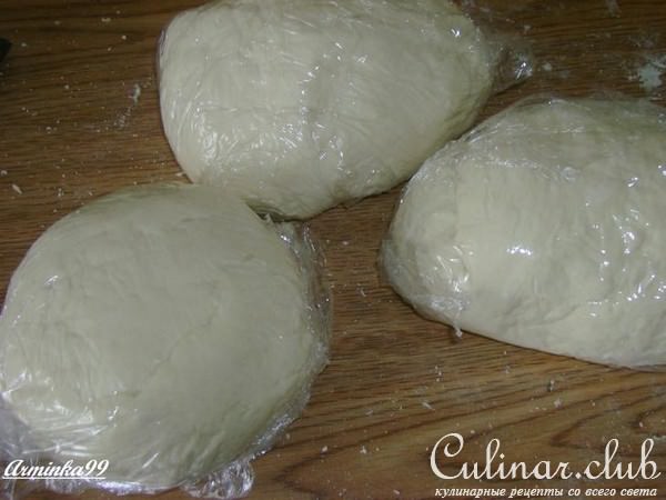 Пирожные из слоеного теста с заварным кремом и клубничным соусом