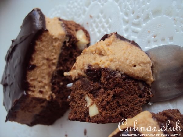 Пирожное с брауни и муссом из молочного шоколада и карамели /Дуэль