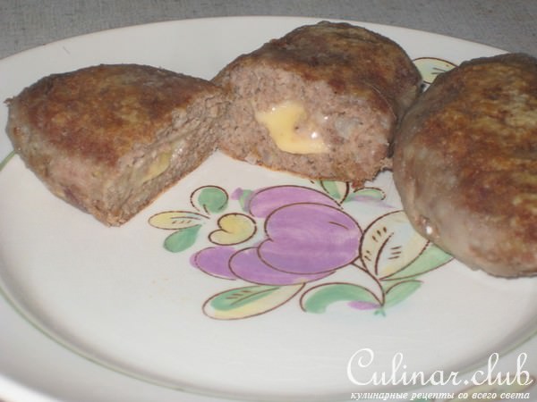 Котлетки из куриных желудков с сыром и свекольный необычный салатик.
