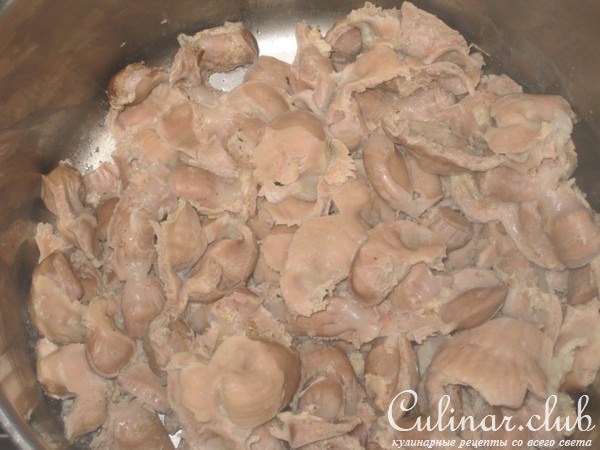 Котлетки из куриных желудков с сыром и свекольный необычный салатик.