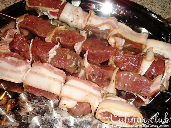 шашлык из мяса ягненка с беконом