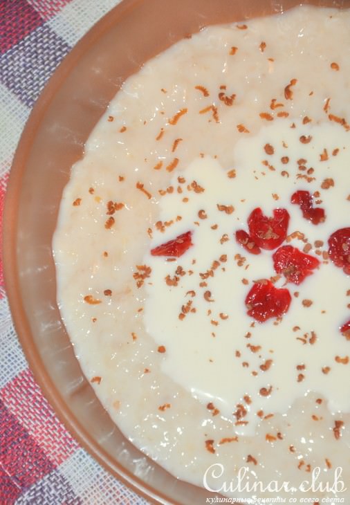 Ванильная овсянка со сметаной и вяленой вишней