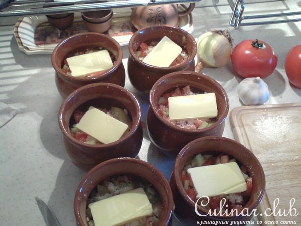Мясо в горшочке с овощами