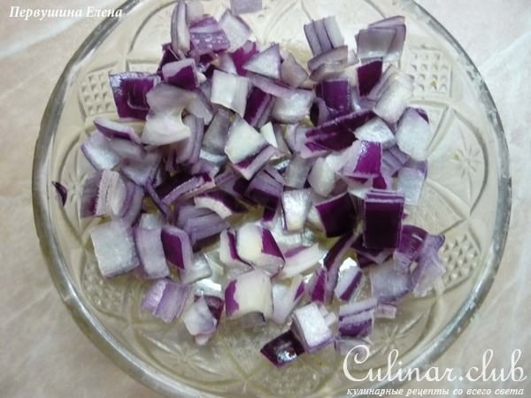 Каша на курином бульоне под соусом из красного лука и голубого сыра
