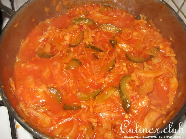 Капуста тушенная с солеными огурчиками