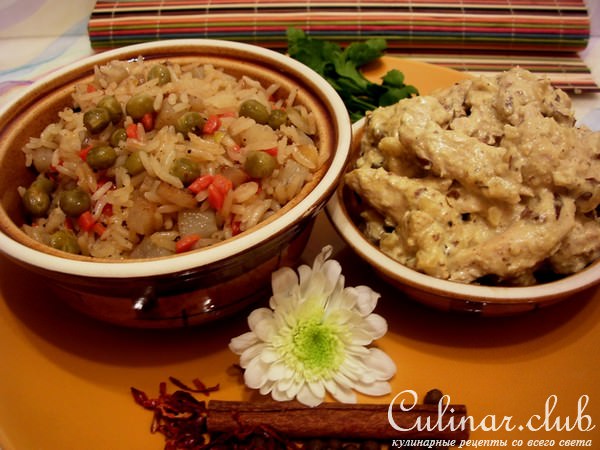 Куриная грудка карри и плов с картошкой.