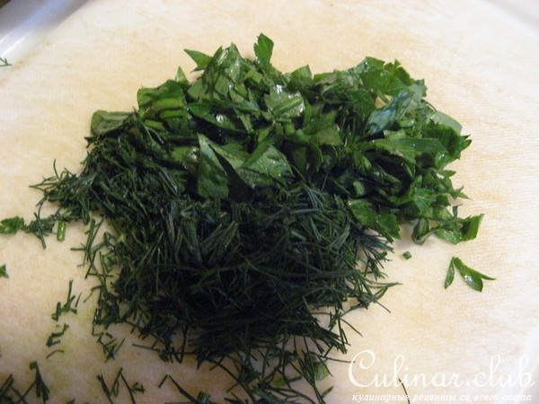 Тушеная, квашенная капуста с сосисками под чесночным соусом