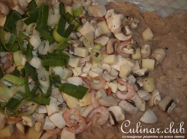 Куриный рулет, фаршированный креветками