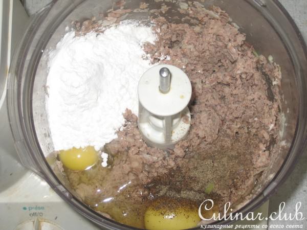Котлетки из куриных желудков с сыром и свекольный необычный салатик.