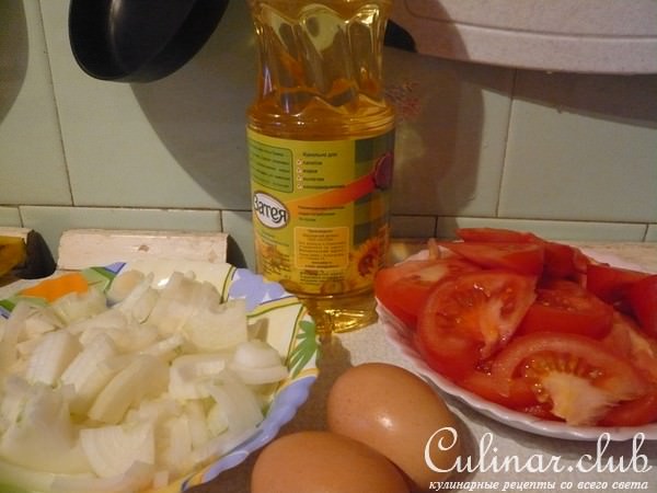 томаты с луком и яйцом