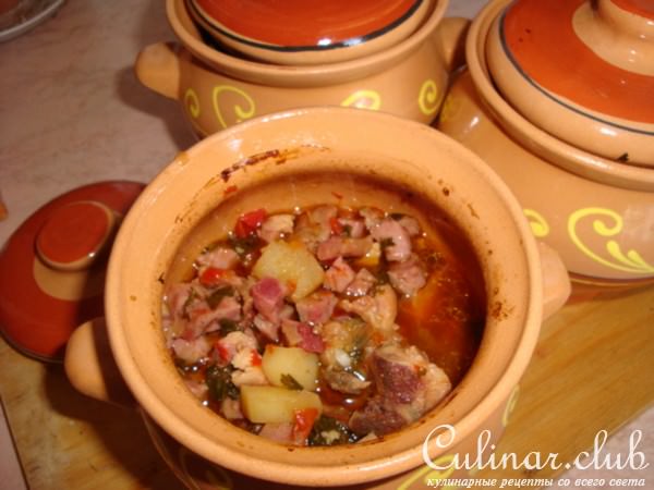 курица с ветчиной и овощами в горшочке