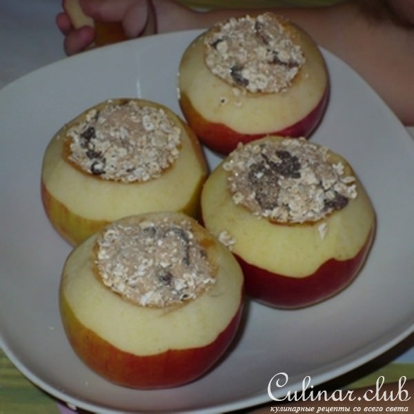 Яблоки, запеченные с черносливом и овсянкой