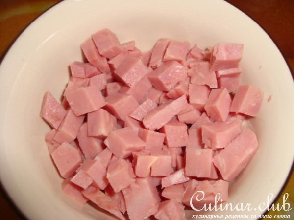 курица с ветчиной и овощами в горшочке