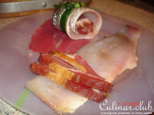Кефаль (судак) с сырокопченым мясом, запеченая в сливках