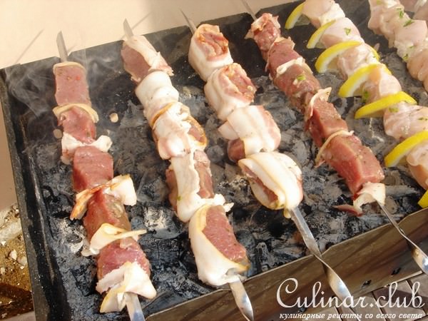 шашлык из мяса ягненка с беконом