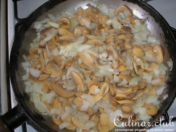 Капустные трубочки с острым ореховым соусом