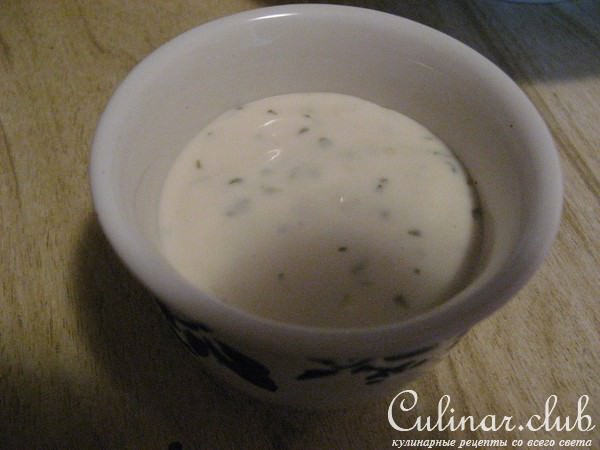 Тушеная, квашенная капуста с сосисками под чесночным соусом
