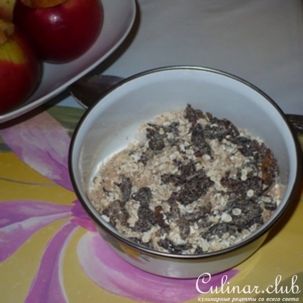 Яблоки, запеченные с черносливом и овсянкой