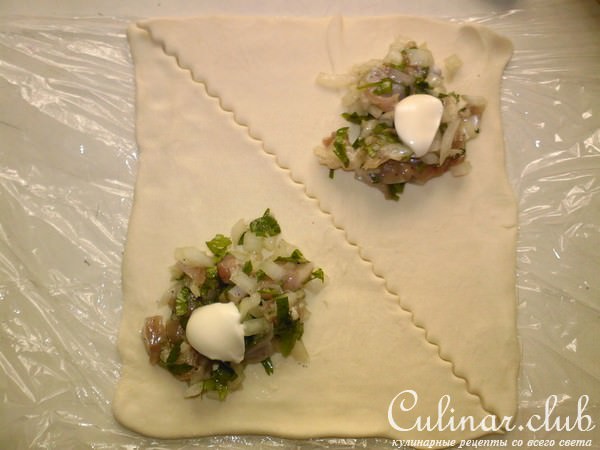 Слоеные пирожки с мясом