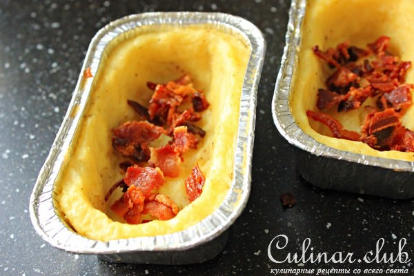 Картофельные мини киши с козьим сыром и чипсами из бекона
