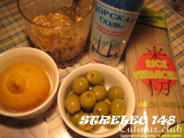 Гнёзда из рисовой лапши с миндалём и оливками.
