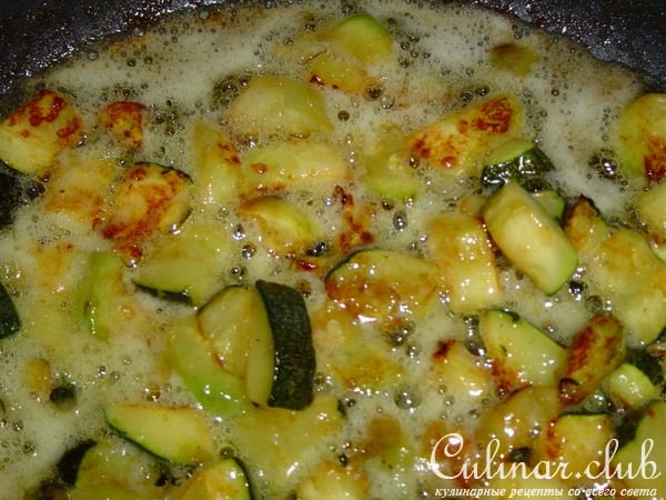 Жареные кабачки с чесноком и соевым соусом