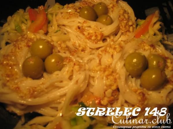 Гнёзда из рисовой лапши с миндалём и оливками.