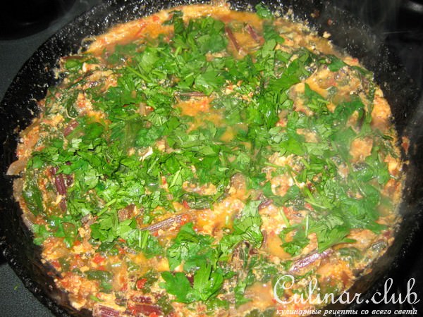 свекольная ботва с яйцами