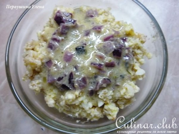 Каша на курином бульоне под соусом из красного лука и голубого сыра