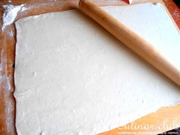 Слоёный рулет с банановой начинкой
