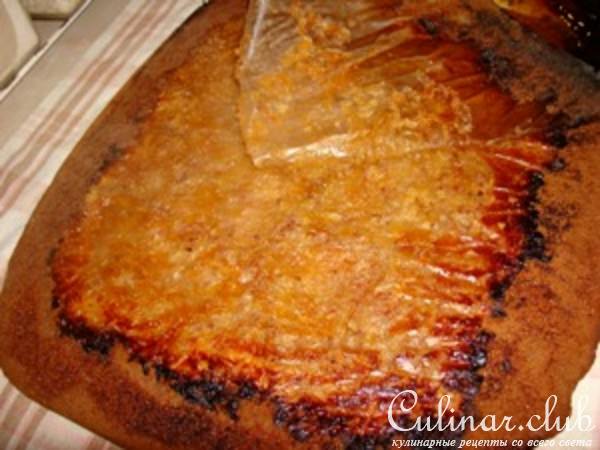 Шоколадный рулет с яблоками