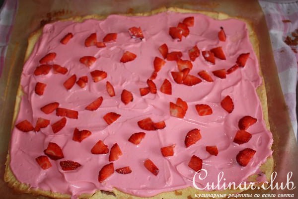 Нежные рулеты с баунти и клубникой