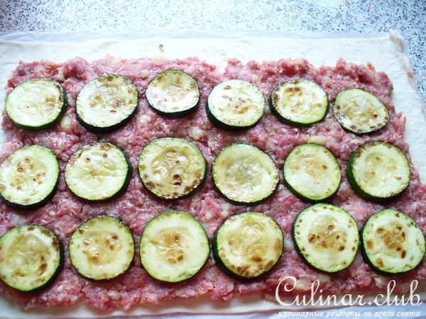Рулет с фаршем и кабачком