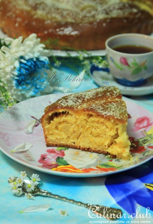 сдобная улитка с кокосово-апельсиновой начинкой.