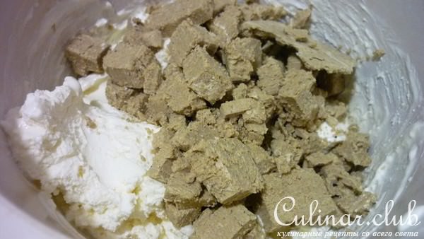 Бисквитный рулет с начинкой из творога и халвы