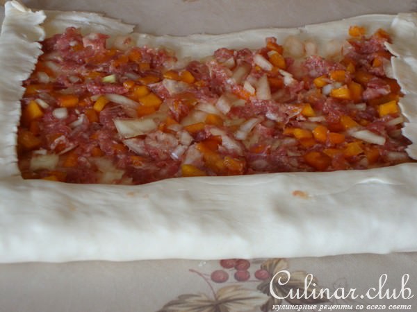 Рулет с мясом и тыквой из слоеного теста